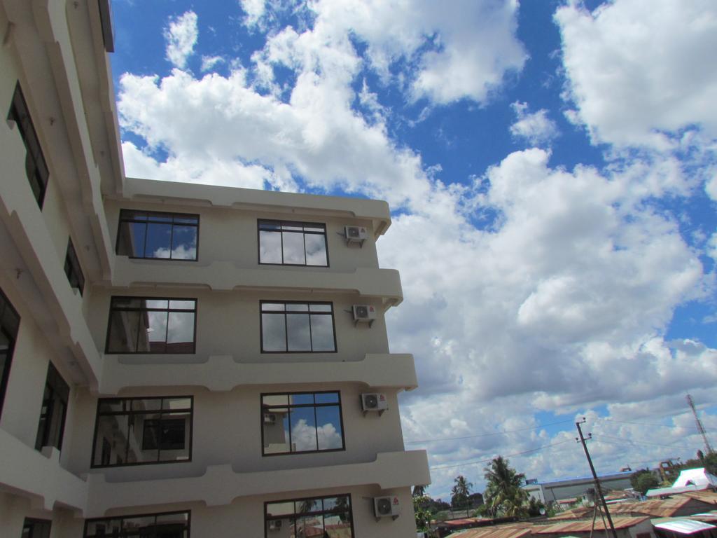 FQ Hotel Limited Daressalam Exterior foto